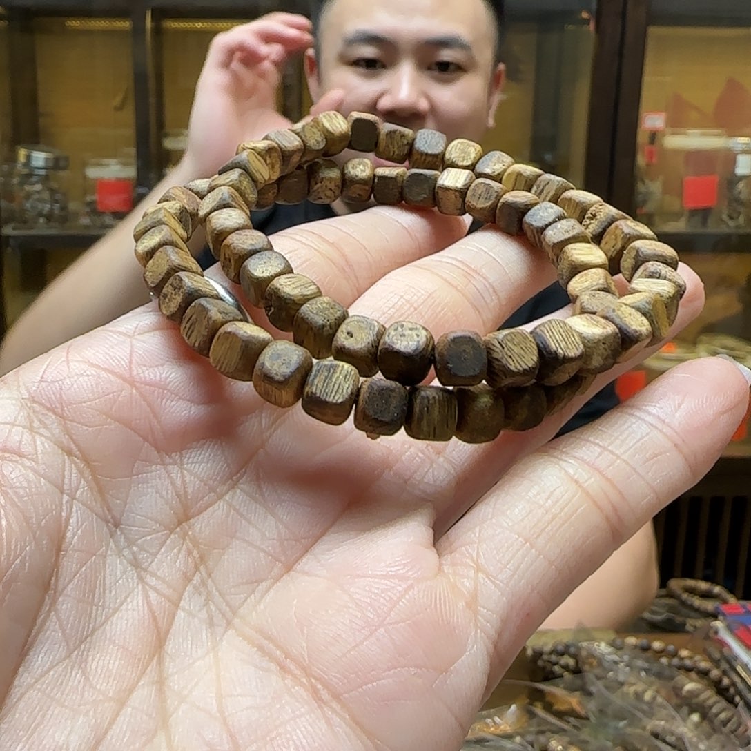 沉香碎屑沉香小方珠6mm 随机发一份