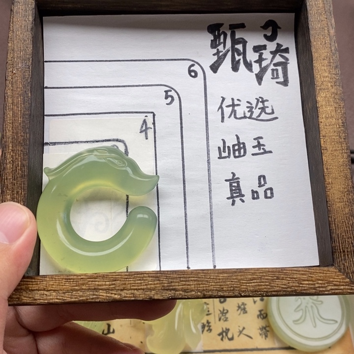未镶嵌蛇纹石玉颈饰?****