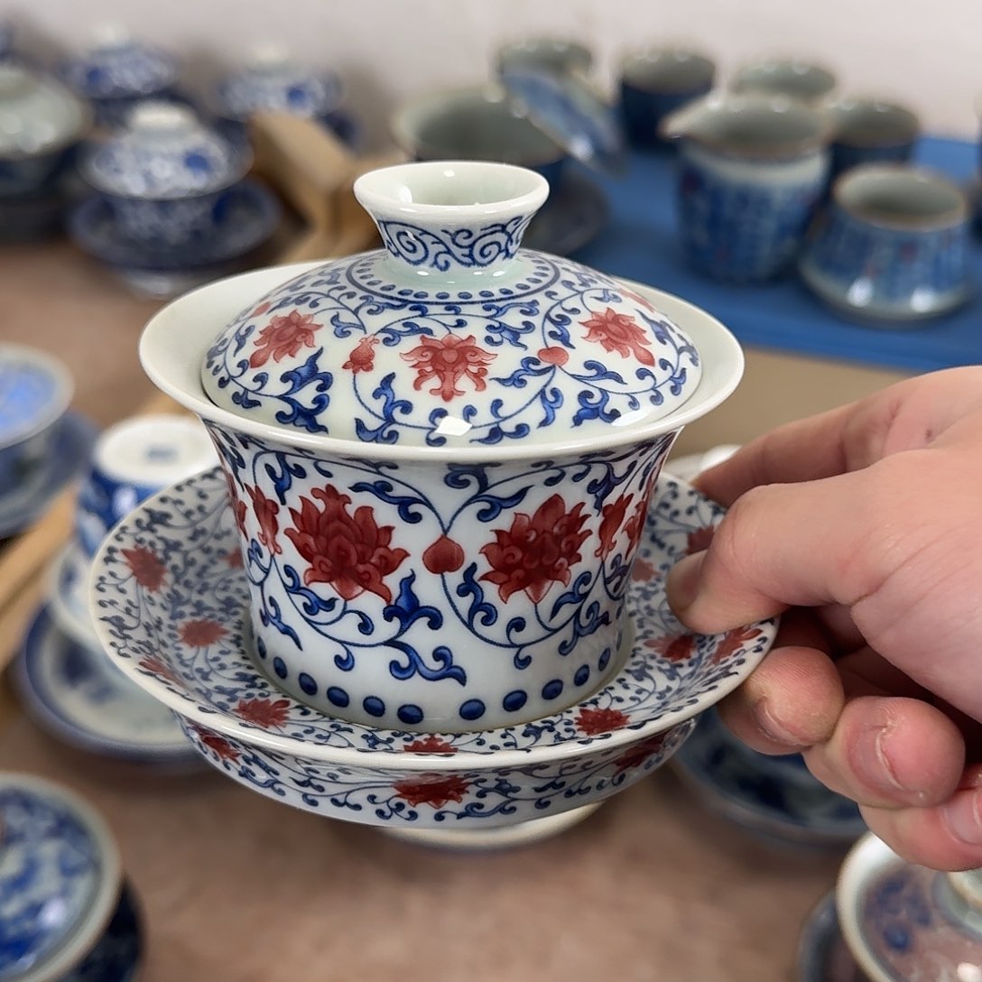 釉里红缠枝莲马蹄盖碗微瑕