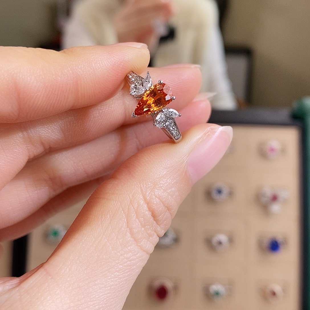 石榴石（芬达石）戒指18K金镶嵌1.35克拉