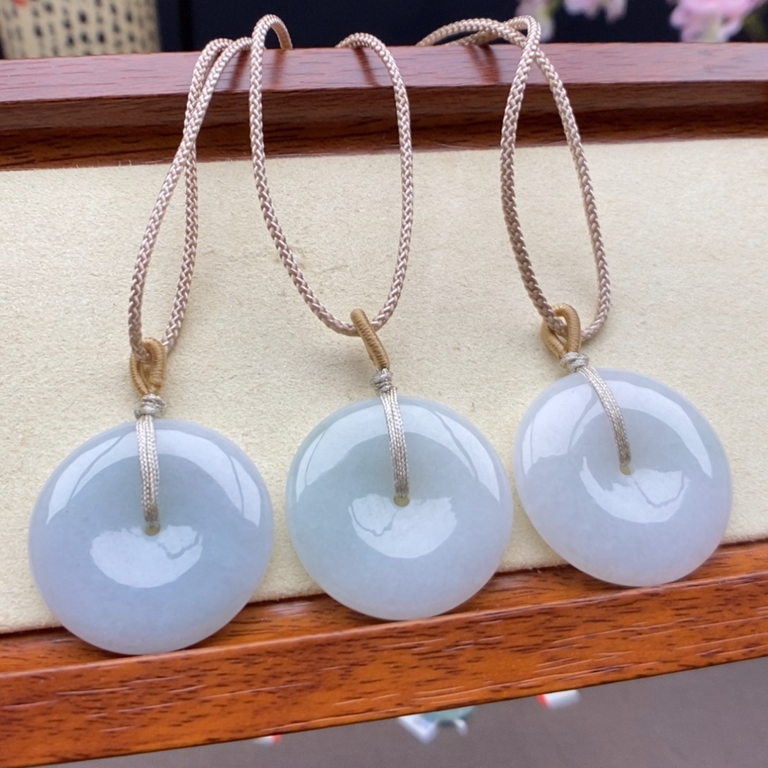 翡翠未镶嵌颈饰发其一