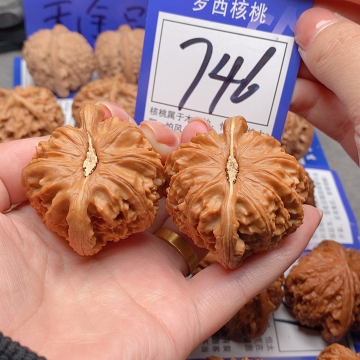 吊坠桃核45白狮子746