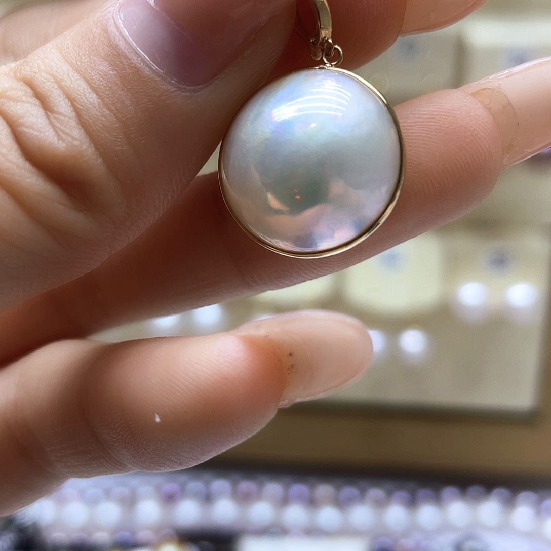 拼合珍珠（马贝珠）颈饰18K金镶嵌