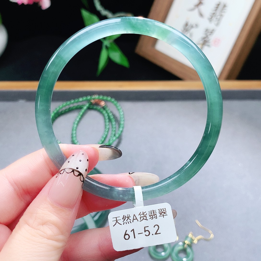 翡翠手镯（圆镯）未镶嵌