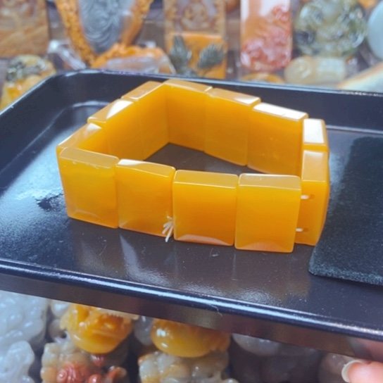 石英质玉（黄龙玉）未镶嵌颈饰