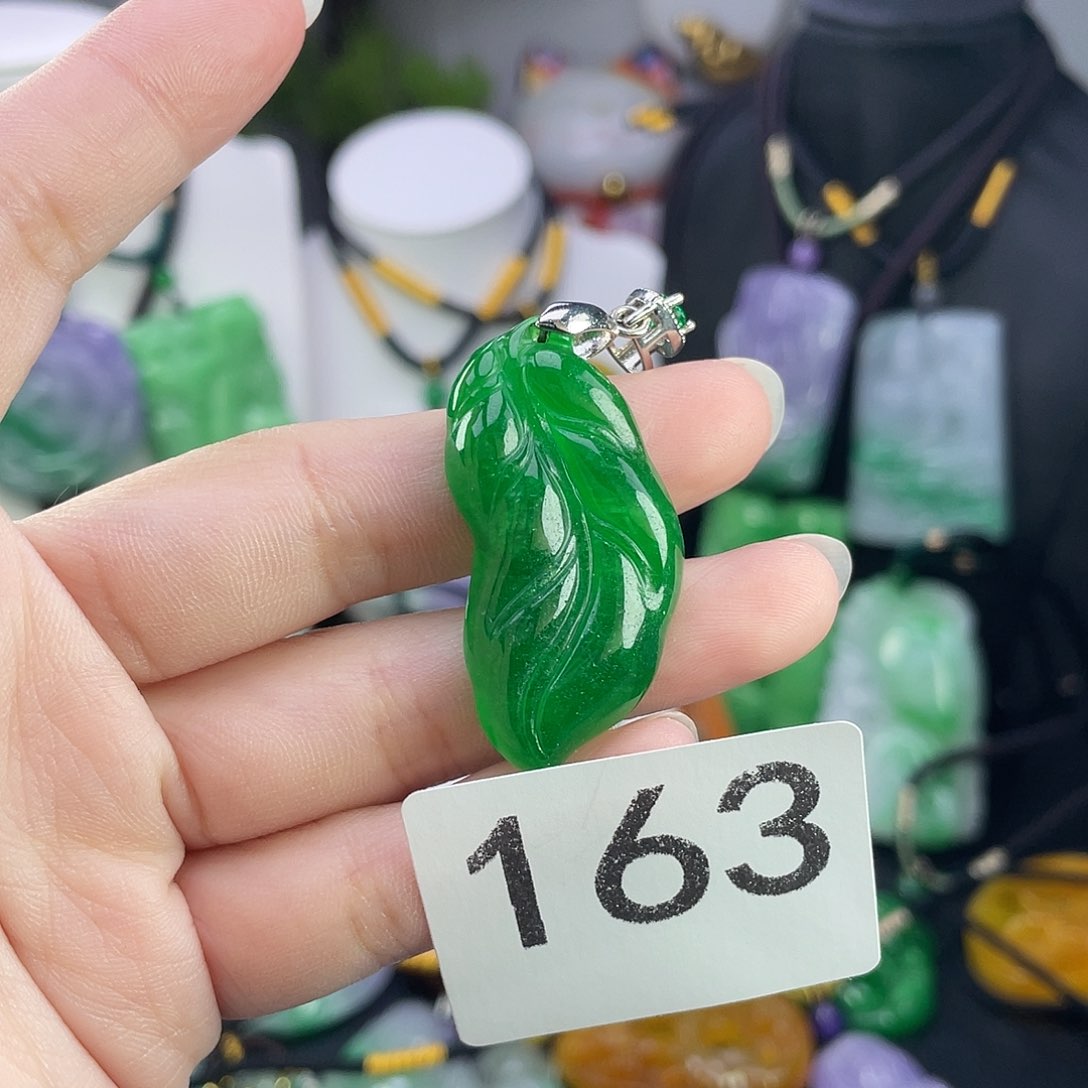 翡翠未镶嵌吊坠(赠链)