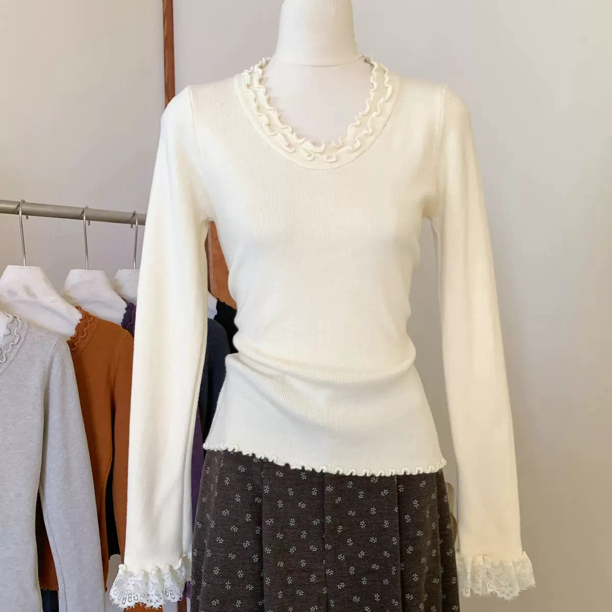 2025秋冬新款韩系加厚双层花边针织衫女时尚百搭v领修身显瘦上衣