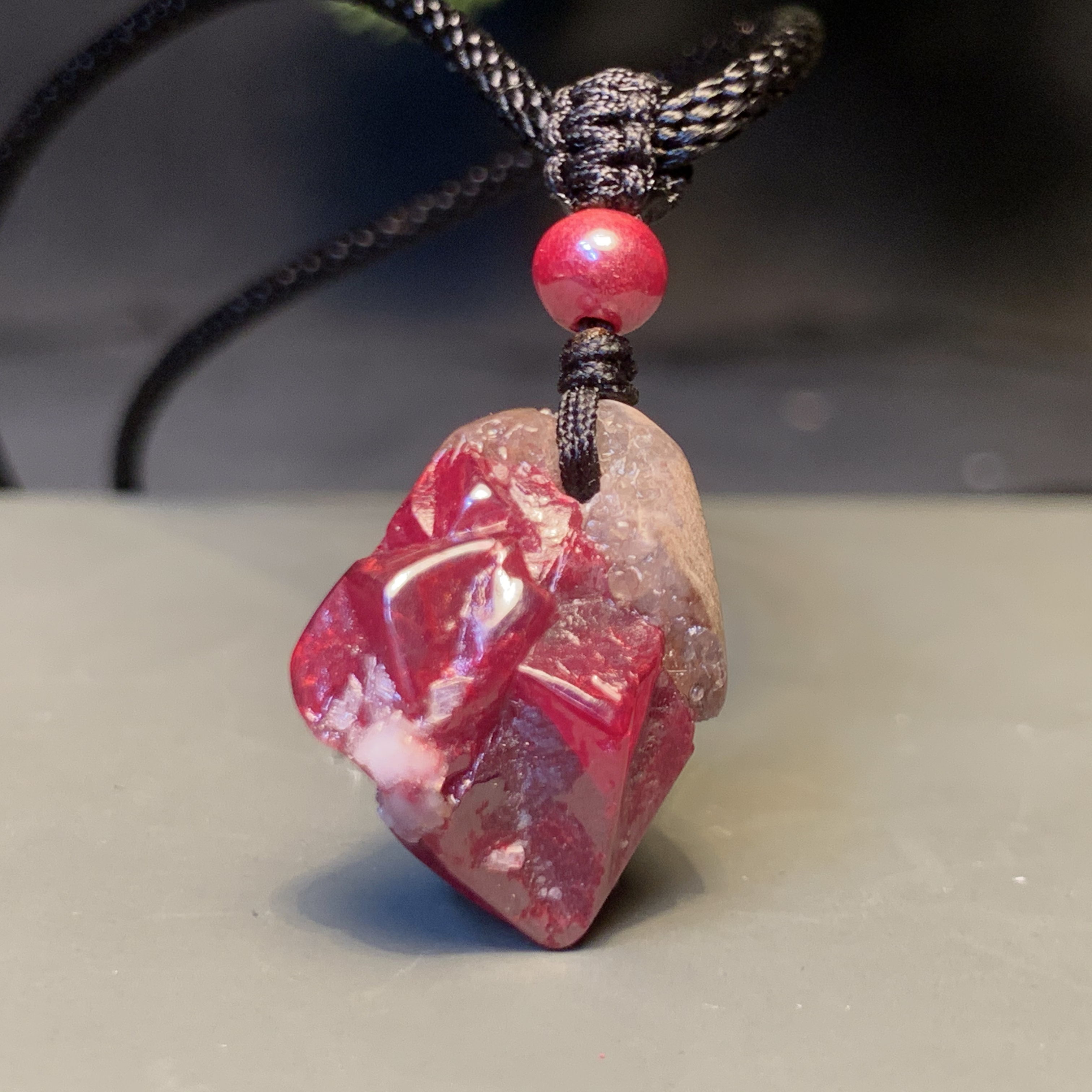 天然辰砂矛头晶体吊坠女款无伤全透8.5克