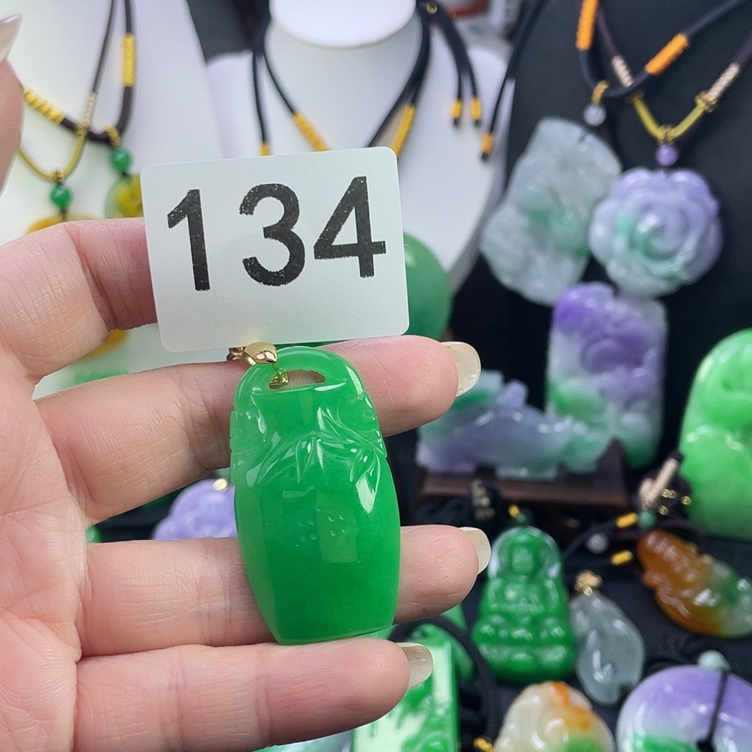 翡翠未镶嵌吊坠(赠链)