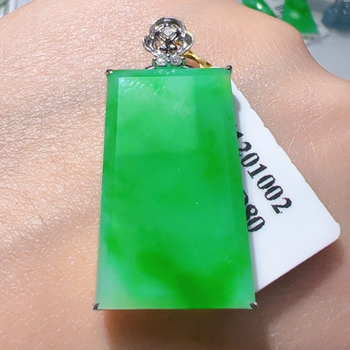 翡翠挂件18K金镶嵌翡翠