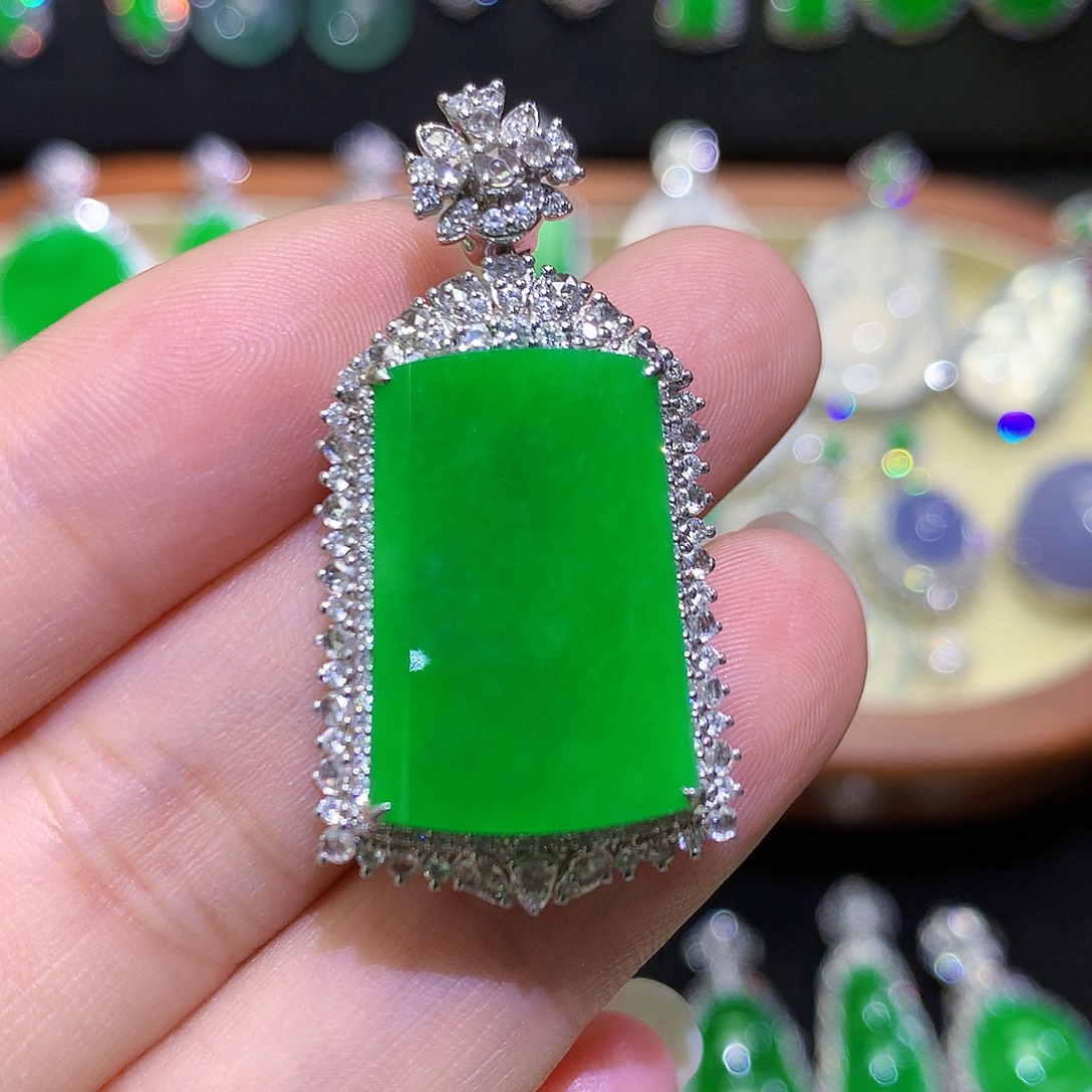 翡翠18K金镶嵌颈饰高冰满绿