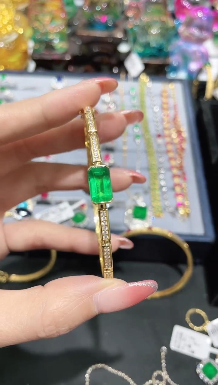 18K金镶嵌天然祖母绿手镯（哥伦比亚）