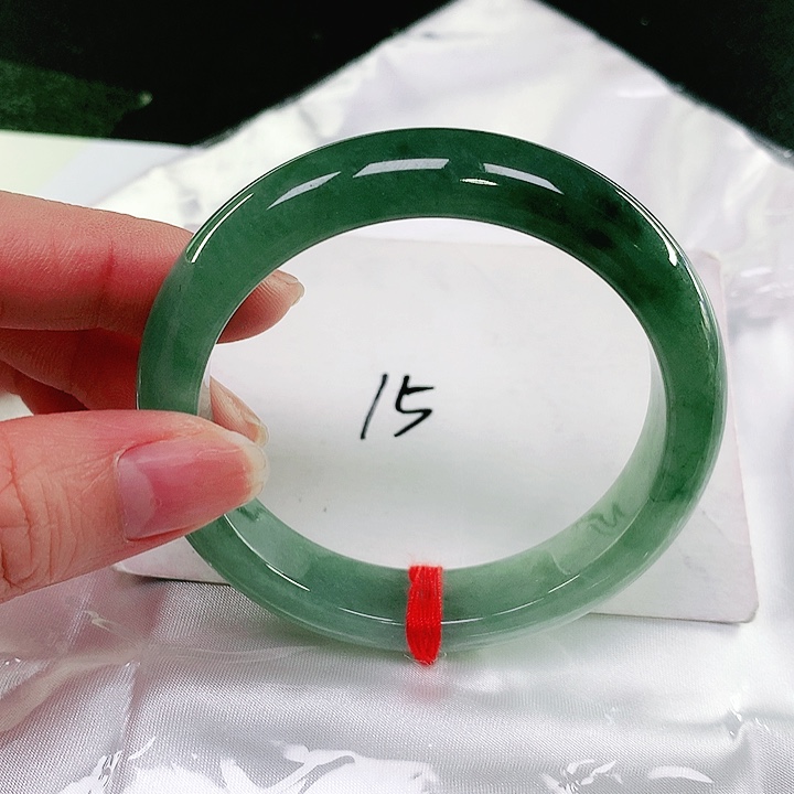 翡翠手镯未镶嵌翡翠手镯未镶嵌