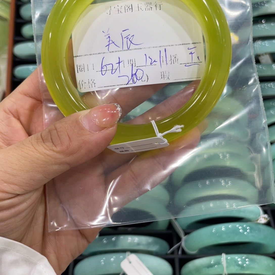 未镶嵌蛇纹石玉颈饰美*