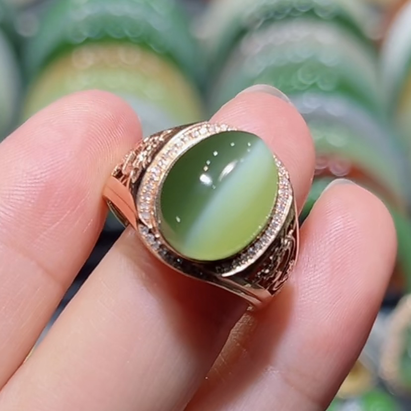 和田玉俄料碧玉一线天金绿猫眼戒指18K金镶嵌（男女款）