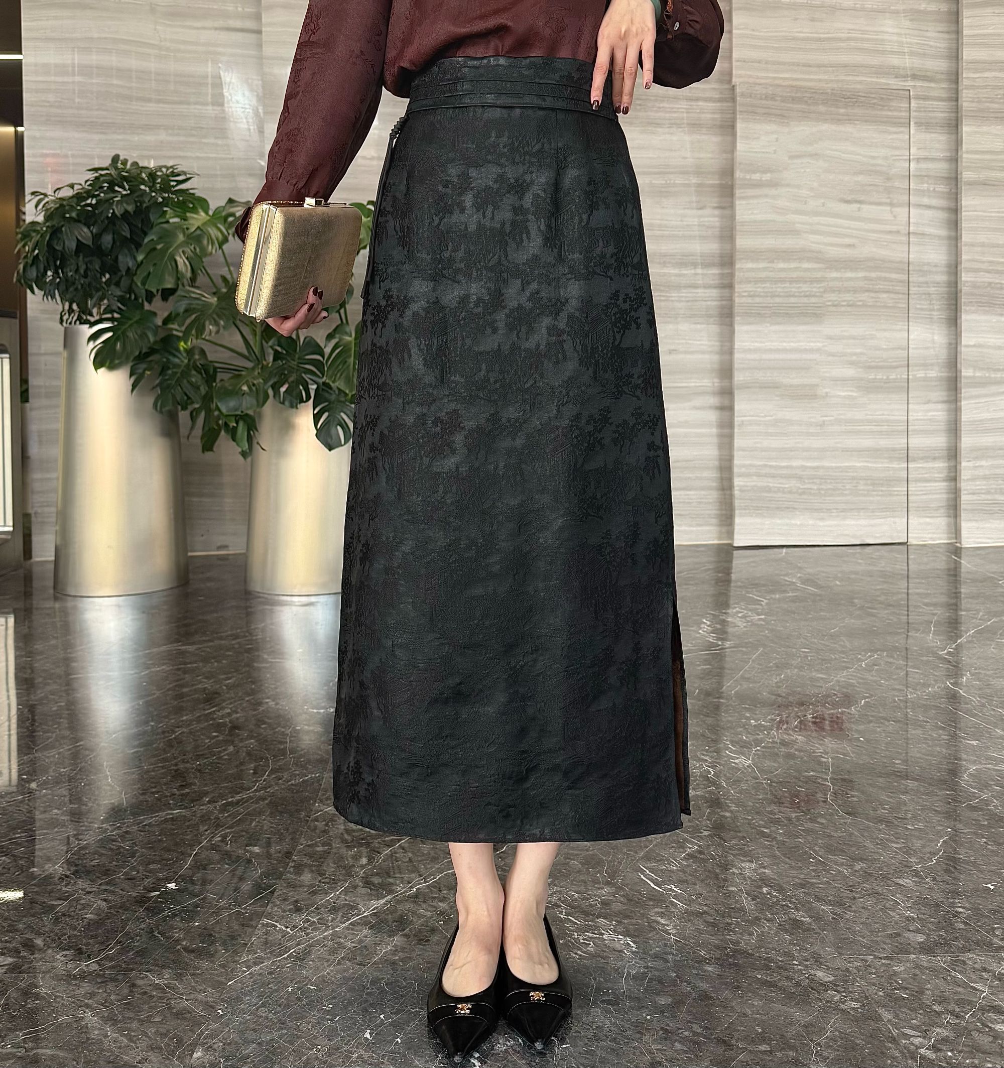 FSSIA艺禾|香云纱缎面提花新中式双开叉国风流苏半身直筒裙5223A