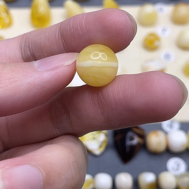 琥珀裸石未镶嵌?**。