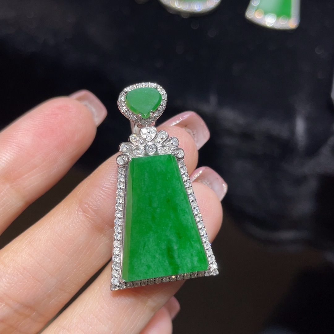 翡翠18K金镶嵌颈饰天然缅甸翡翠