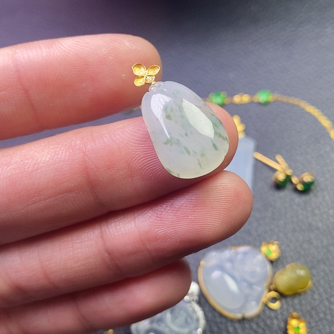 颈饰18K金镶嵌翡翠