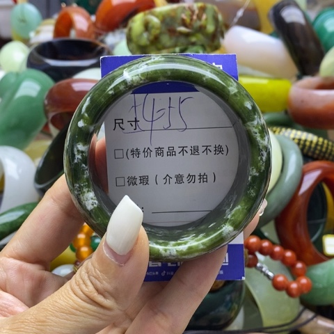 蛇纹石玉手镯未镶嵌