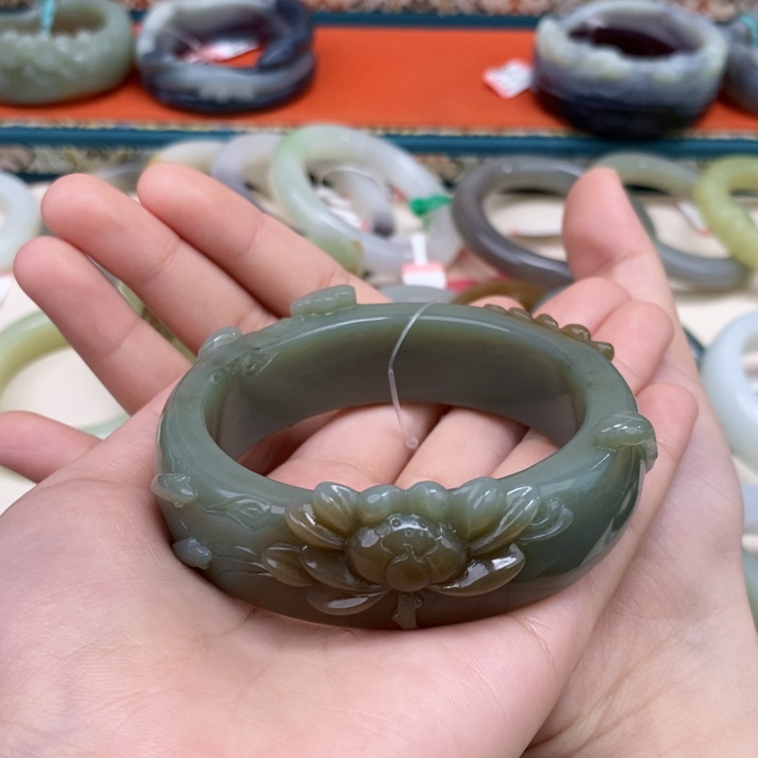 客***酿和田玉手镯未镶嵌