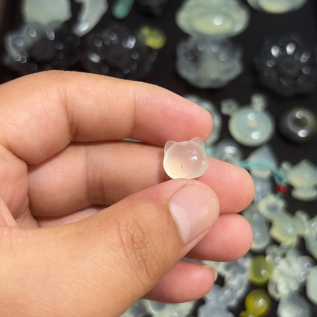 乐***w未镶嵌蛇纹石玉颈饰