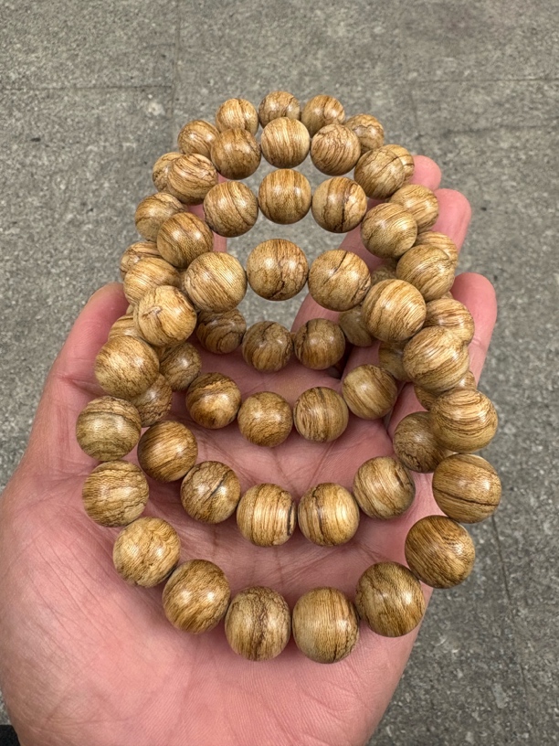 达拉干沉香手串单圈卡1.35*17颗，重12克+，发其中1条