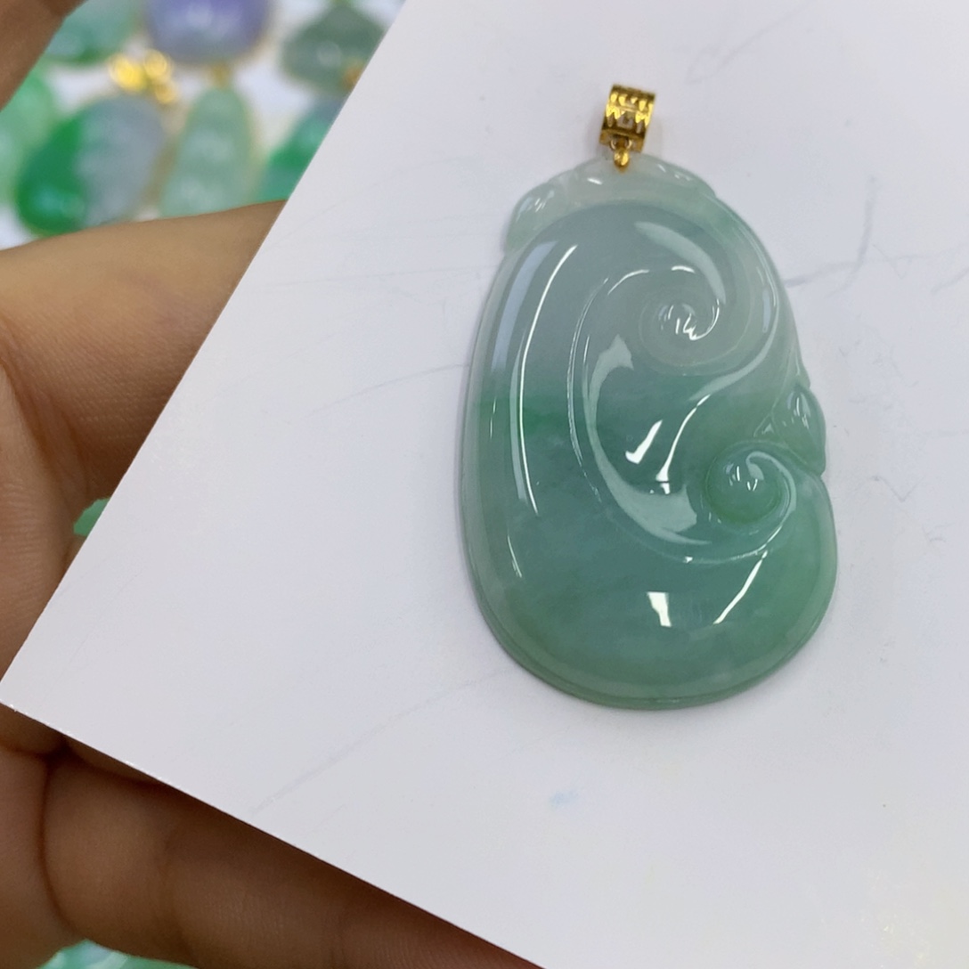 翡翠18K金镶嵌颈饰