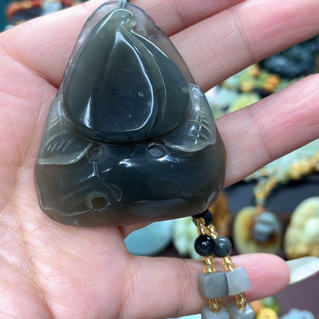 蛇纹石玉颈饰未镶嵌