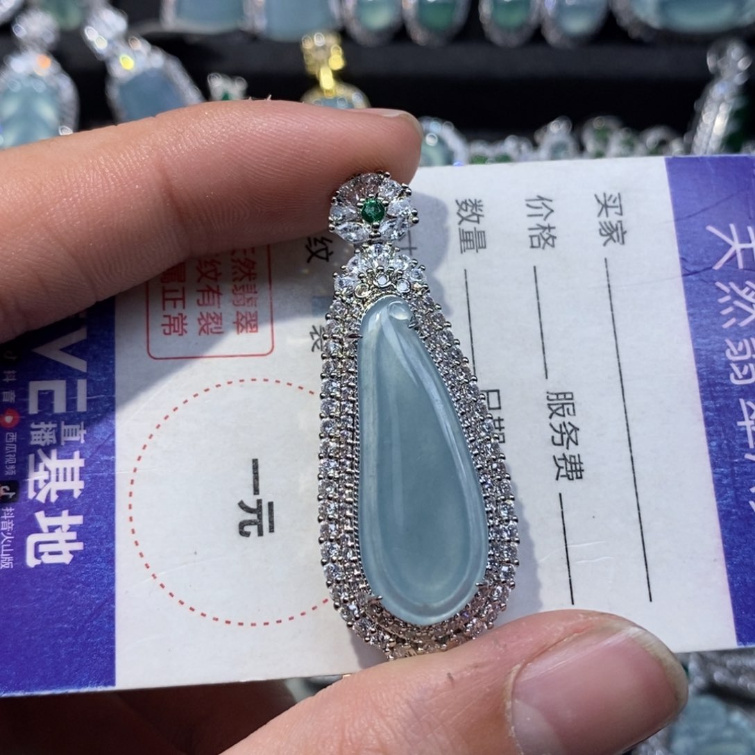 翡翠颈饰未镶嵌翡翠