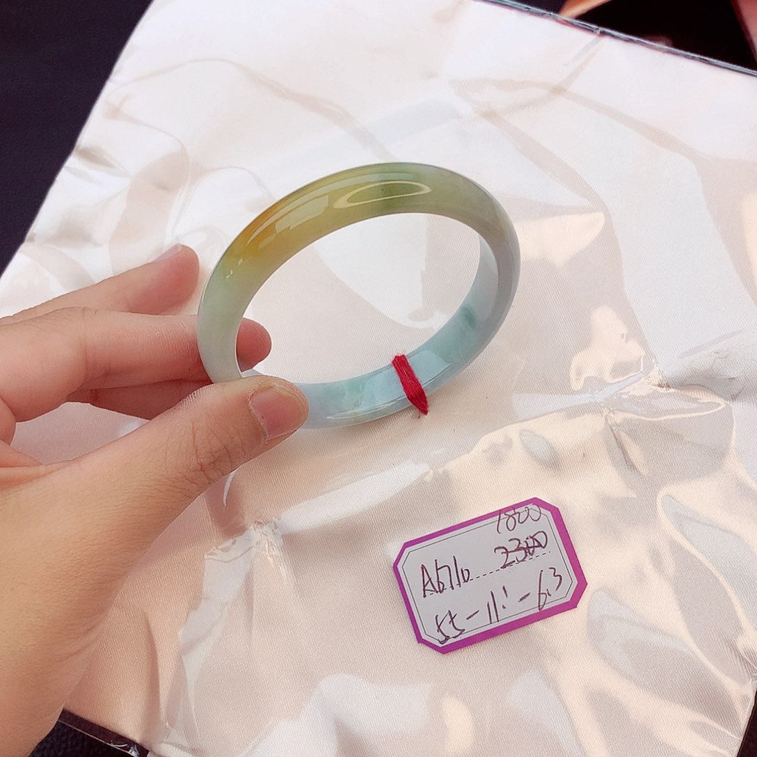 翡翠手镯未镶嵌翡翠