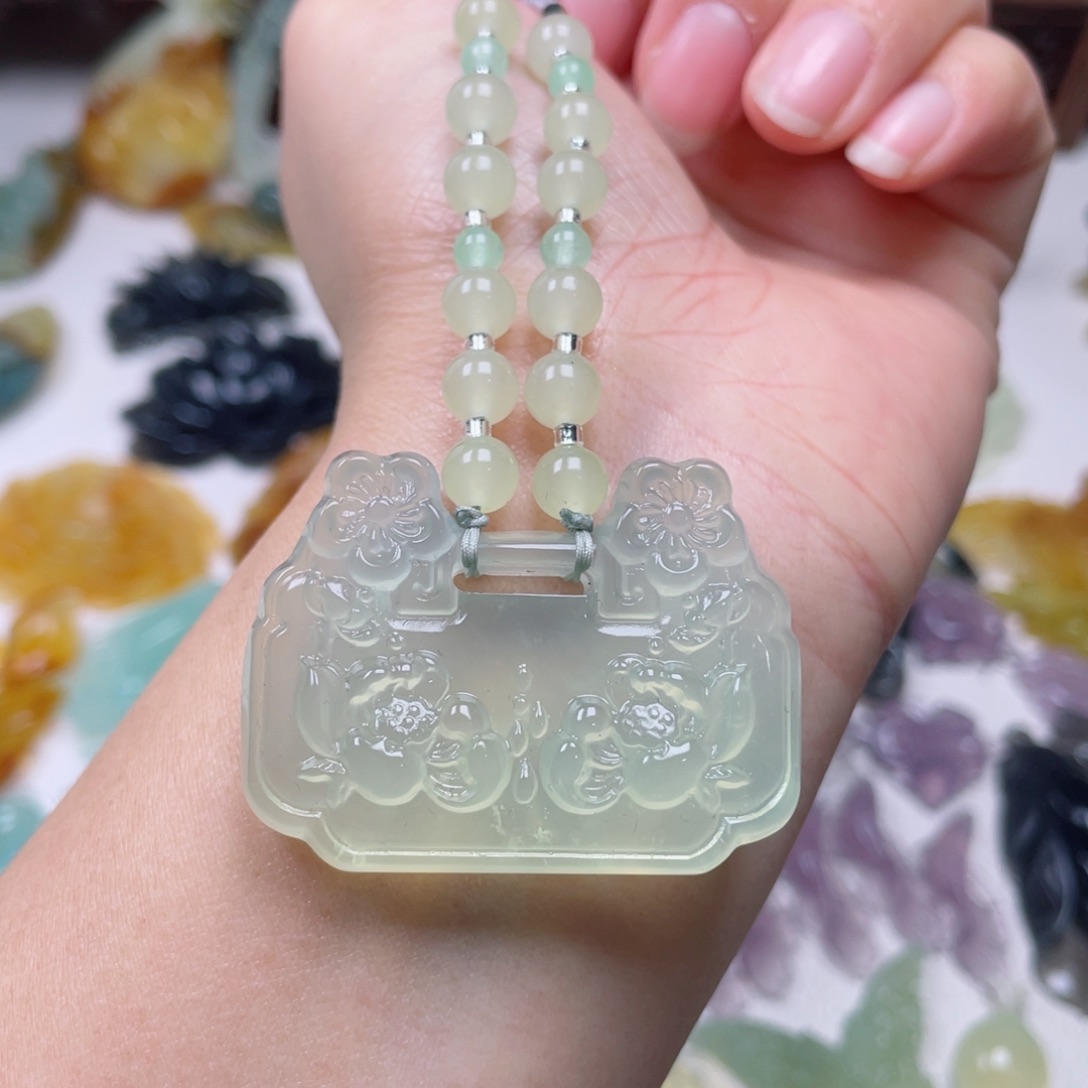 蛇纹石玉颈饰未镶嵌