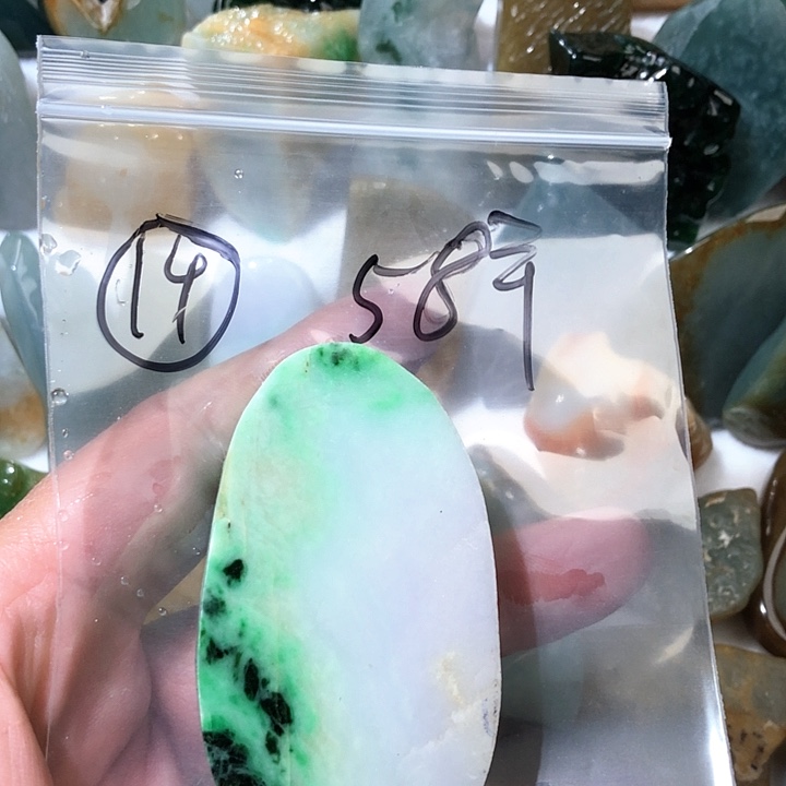 翡翠颈饰未镶嵌缅甸天然翡翠片料