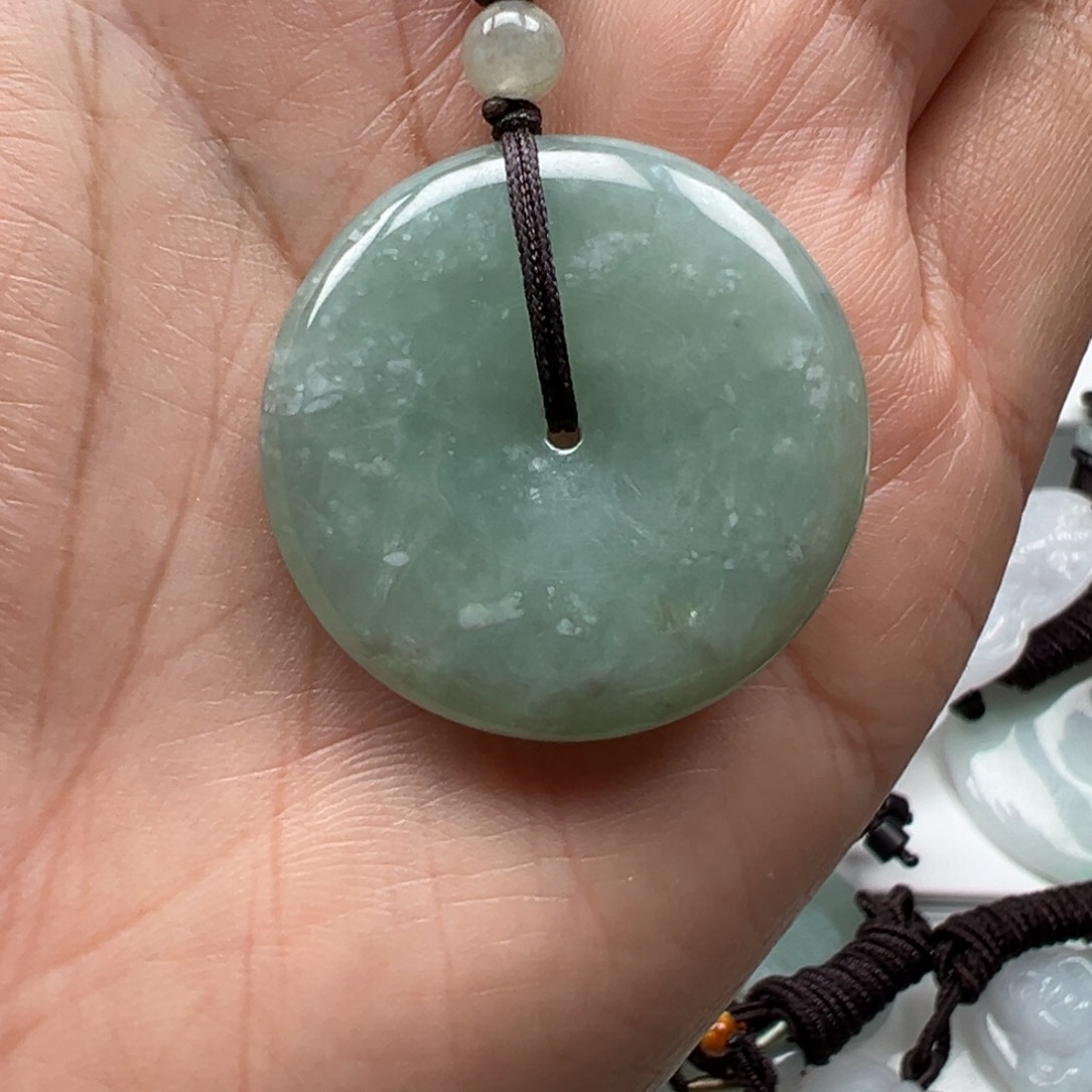 翡翠颈饰未镶嵌平安扣