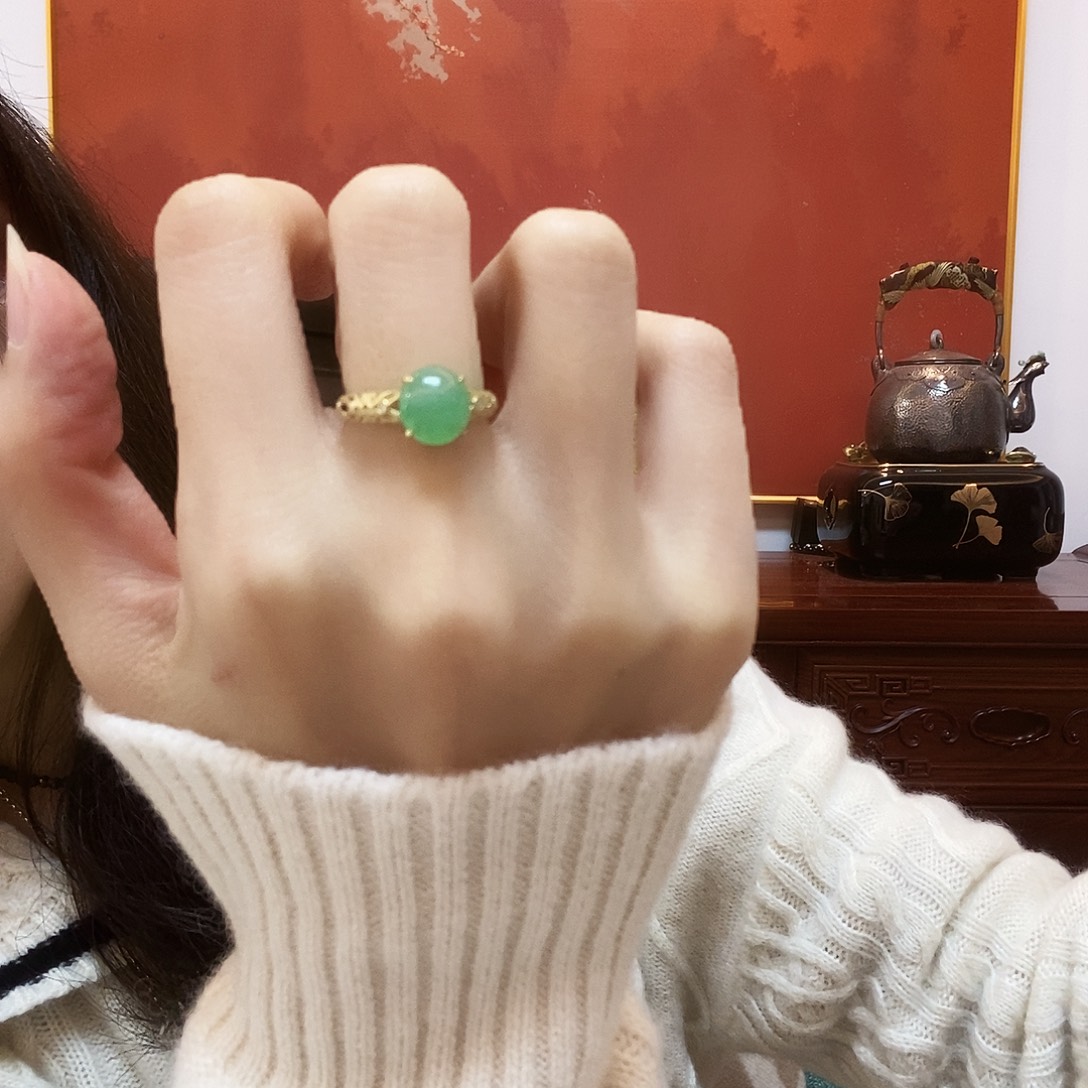 翡翠18K金镶嵌戒指简单