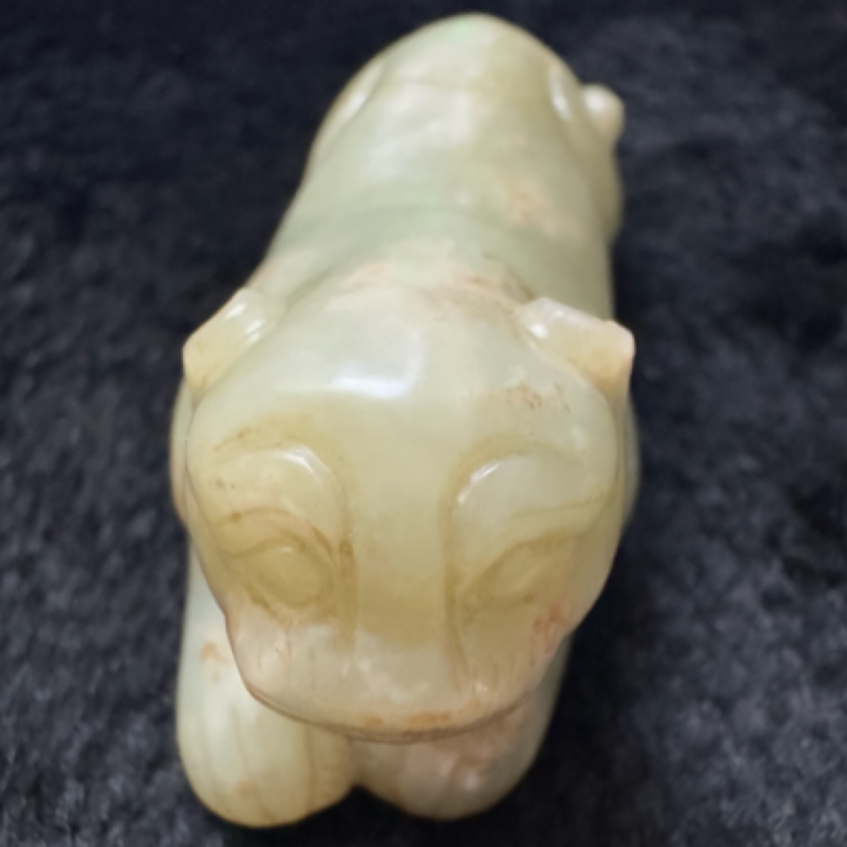 9C07 明 青白玉圆雕卧虎摆件