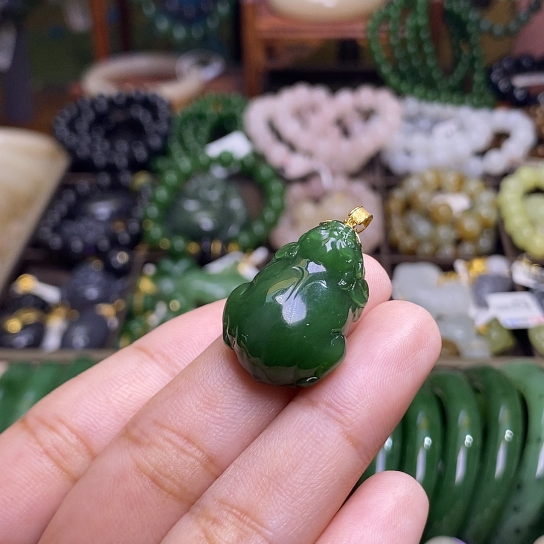 和田玉未镶嵌颈饰碧玉满色满绿老矿料金镶貔貅