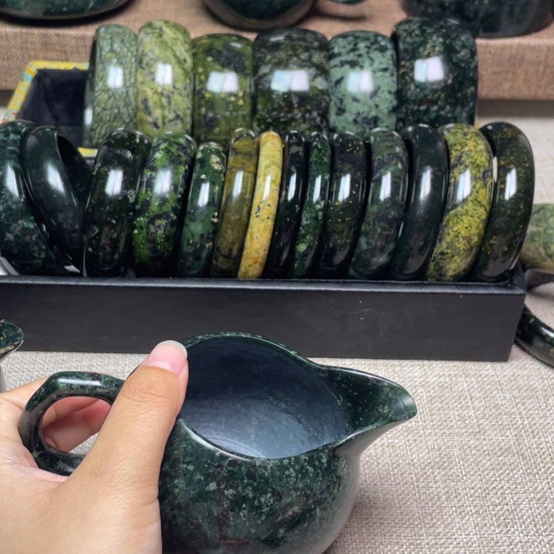 妙***一蛇纹石玉未镶嵌颈饰