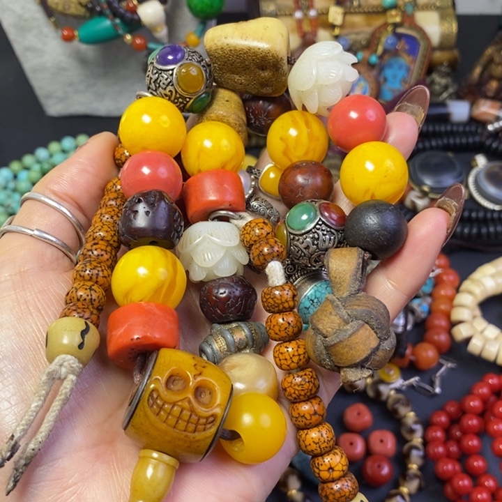 行***品泥塑擦擦的吊坠和