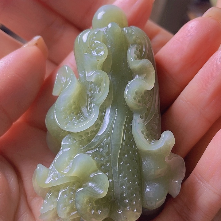 未镶嵌岫岩河磨玉（透闪石质玉）把件