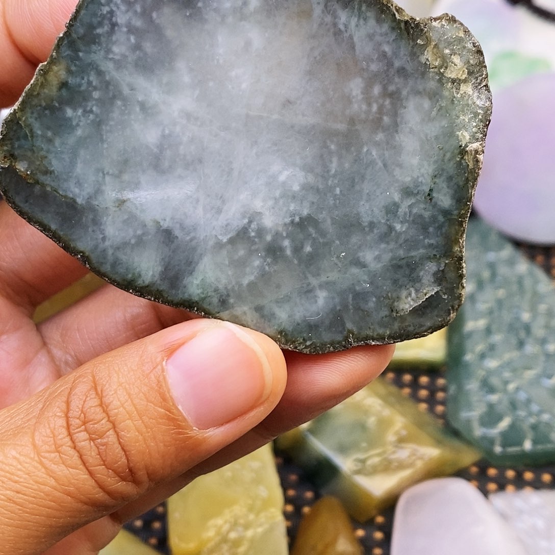 翡翠颈饰未镶嵌翡翠