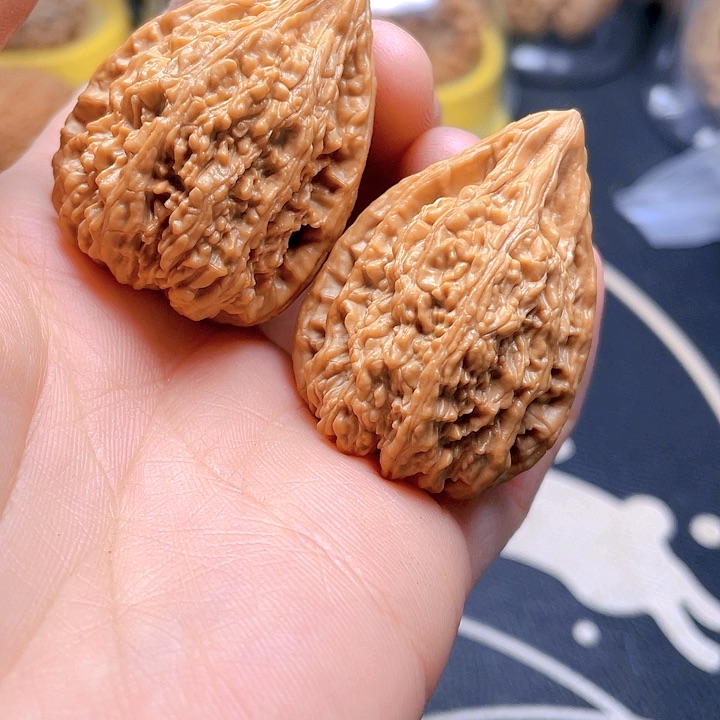 文玩核桃吊坠塔尖一对