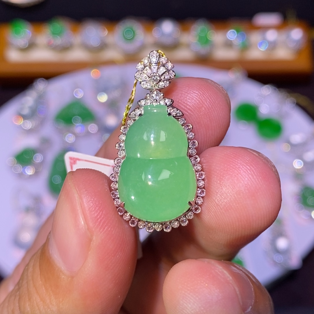 【闪购商品】颈饰18K金镶嵌翡翠