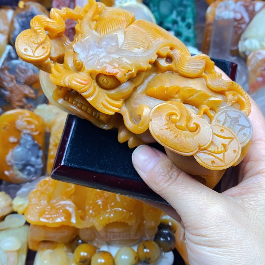 石英质玉（黄龙玉）未镶嵌颈饰