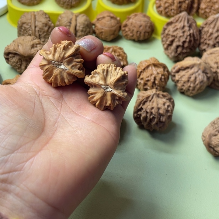 迷***路手把件原树核桃葫芦