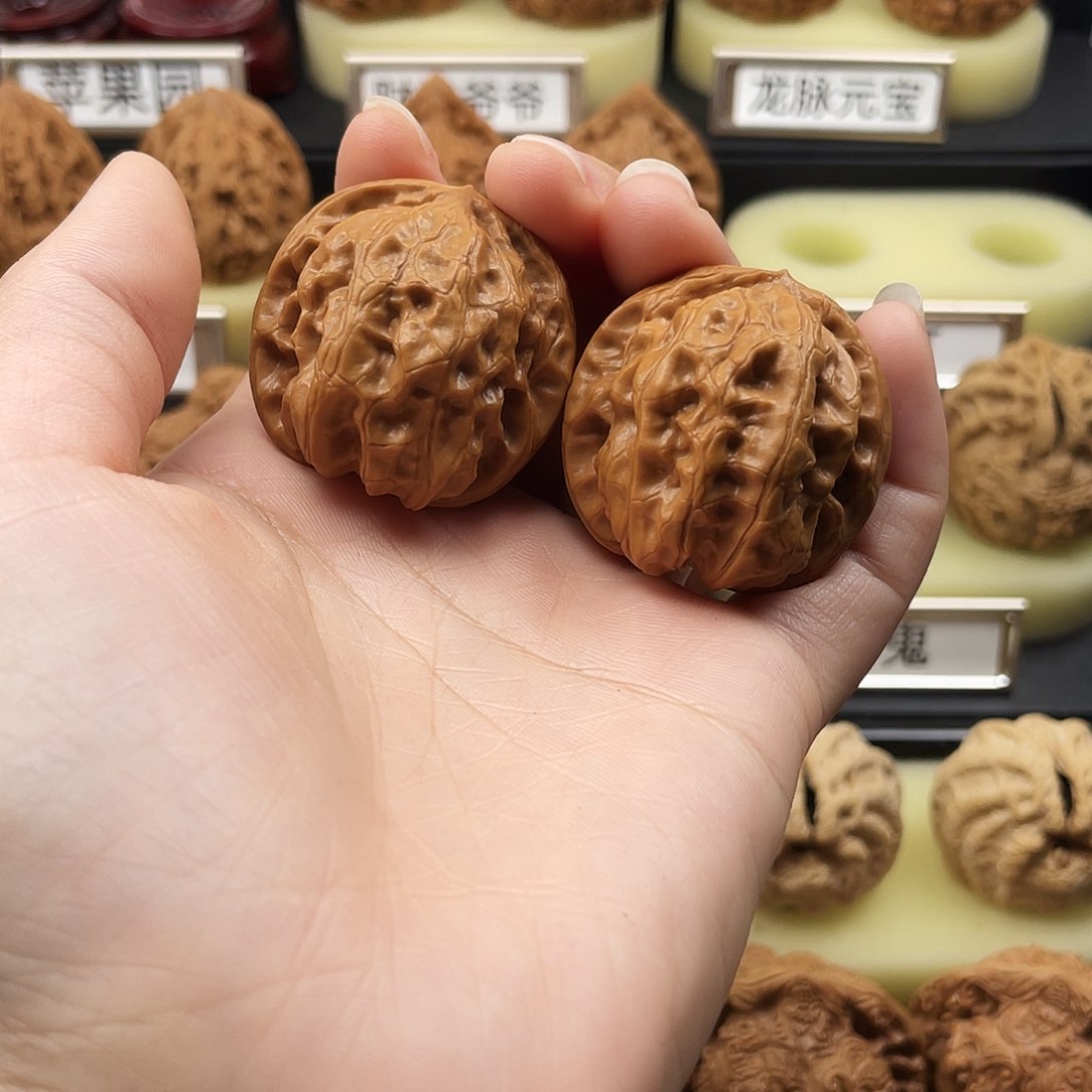 文玩核桃把件磐石36尺10004