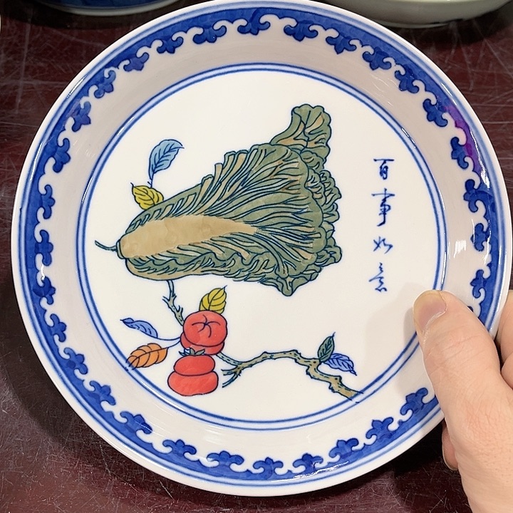 瓷片//////直径19厘米。红。 