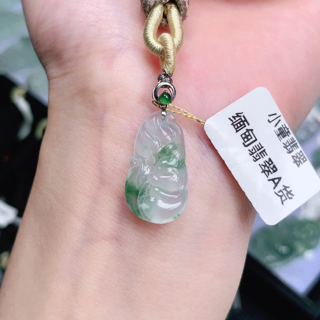 翡翠18K金镶嵌颈饰九尾狐