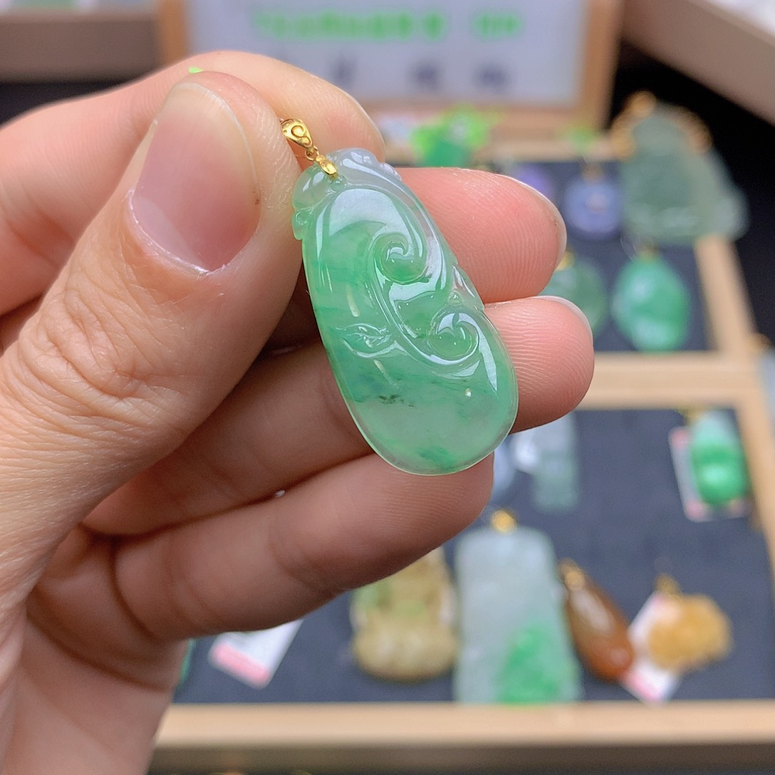 翡翠颈饰18K金镶嵌翡翠