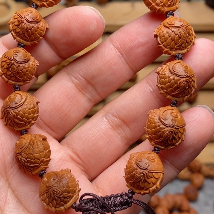 桃核手工雕刻鲤鱼手串